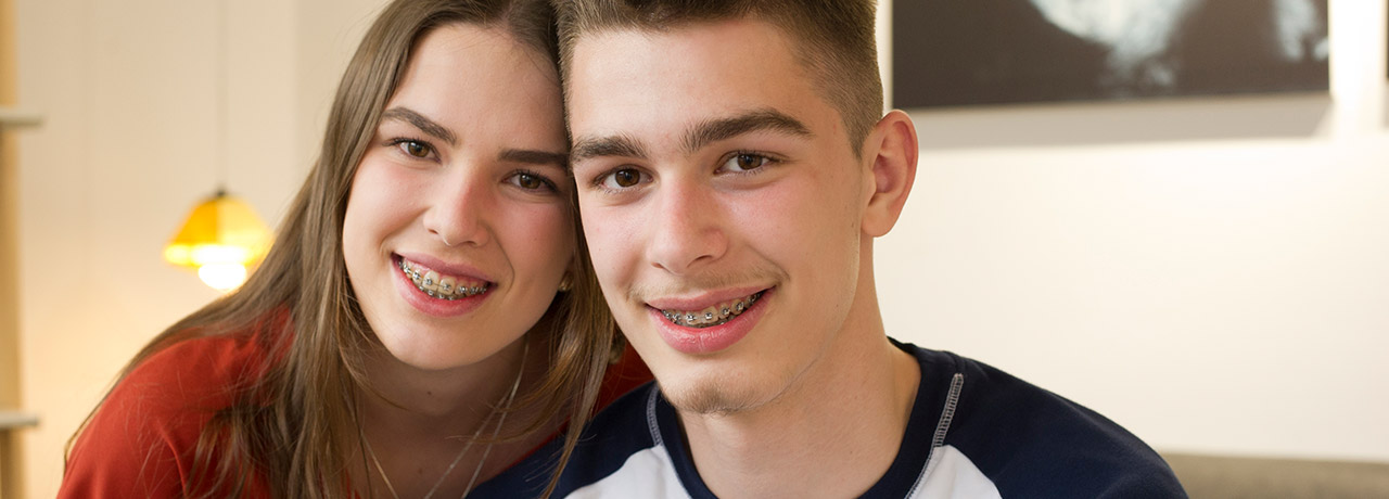 Junge und Mädchen mit fester Zahnspange | Patienten bei Brand Orthodontics Mainz