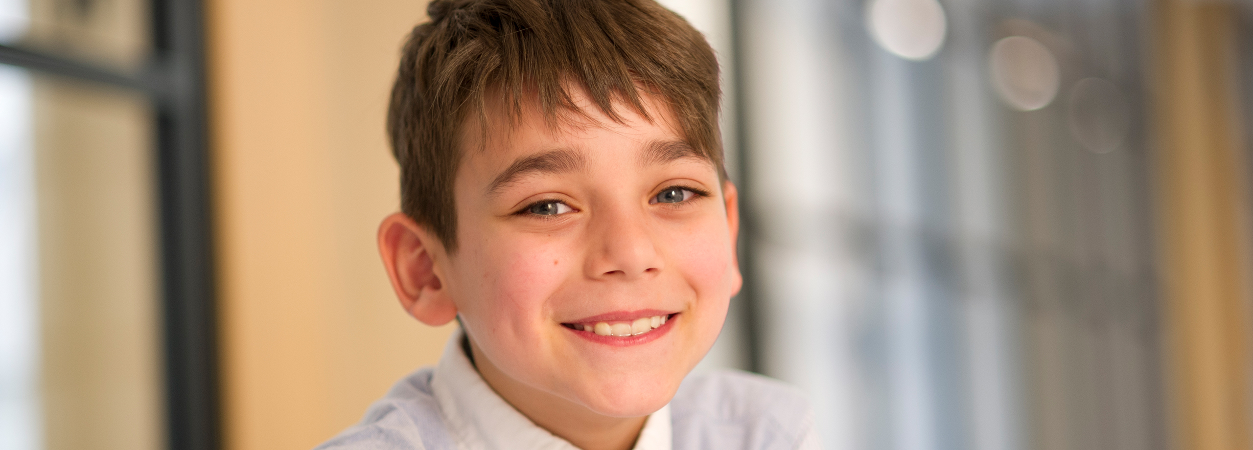 Lächelnder kleiner Junge mit CMD | Patient bei Brand Orthodontics Mainz