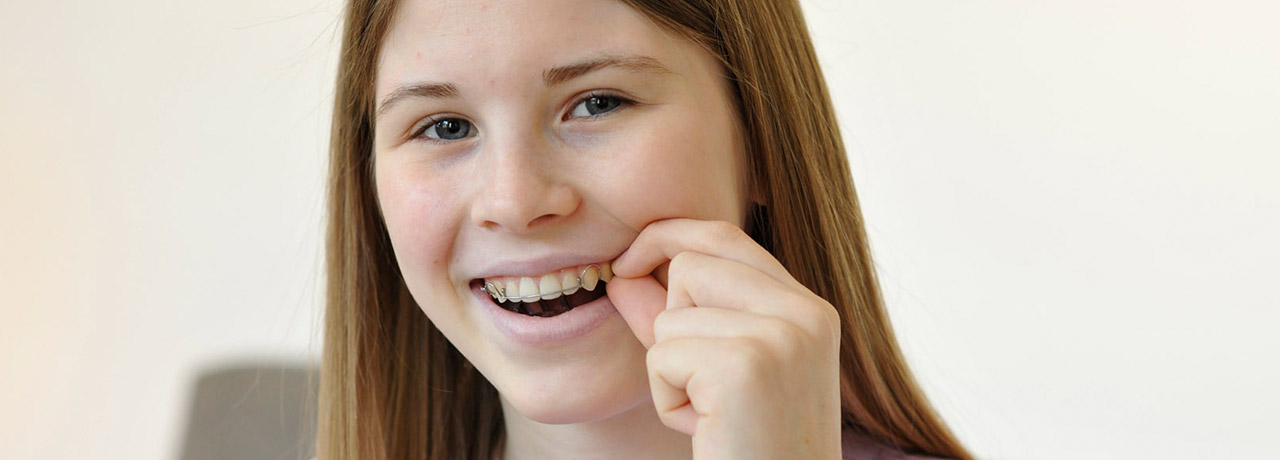 Mädchen mit loser Zahnspange | Brand Orthodontics Mainz