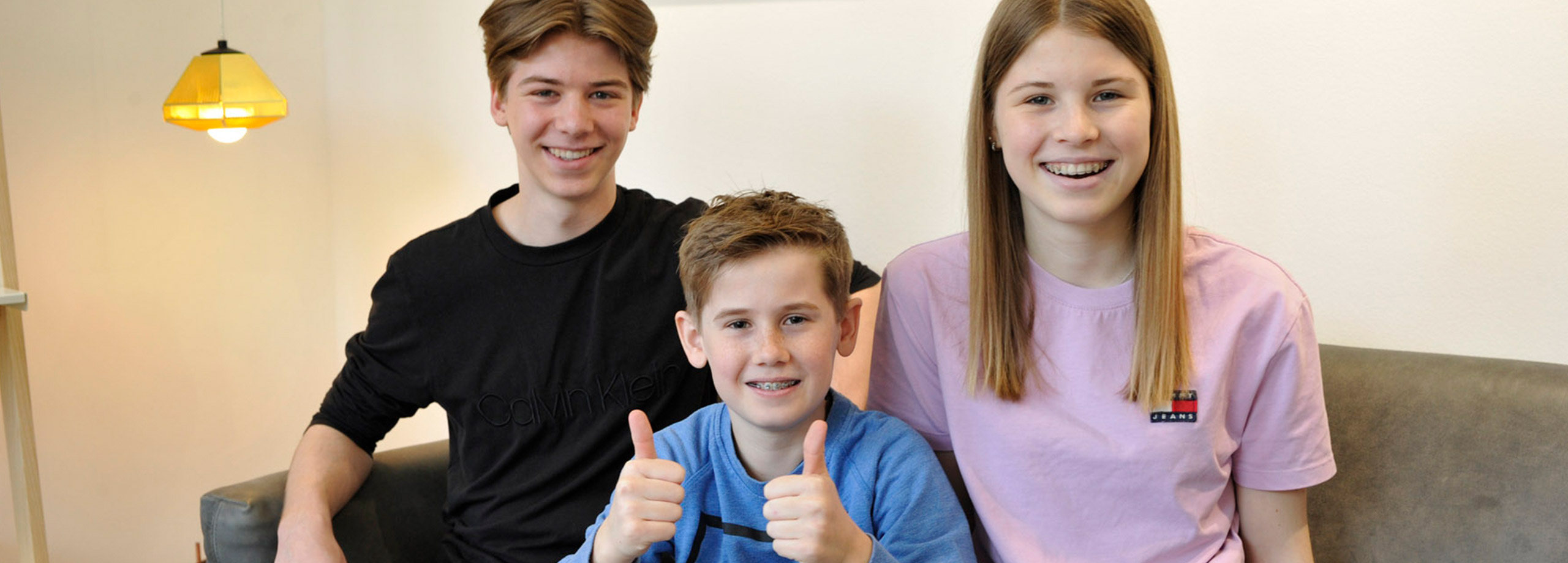 Drei lachende Kinder mit Zahnspange | Brand Orthodontics Mainz